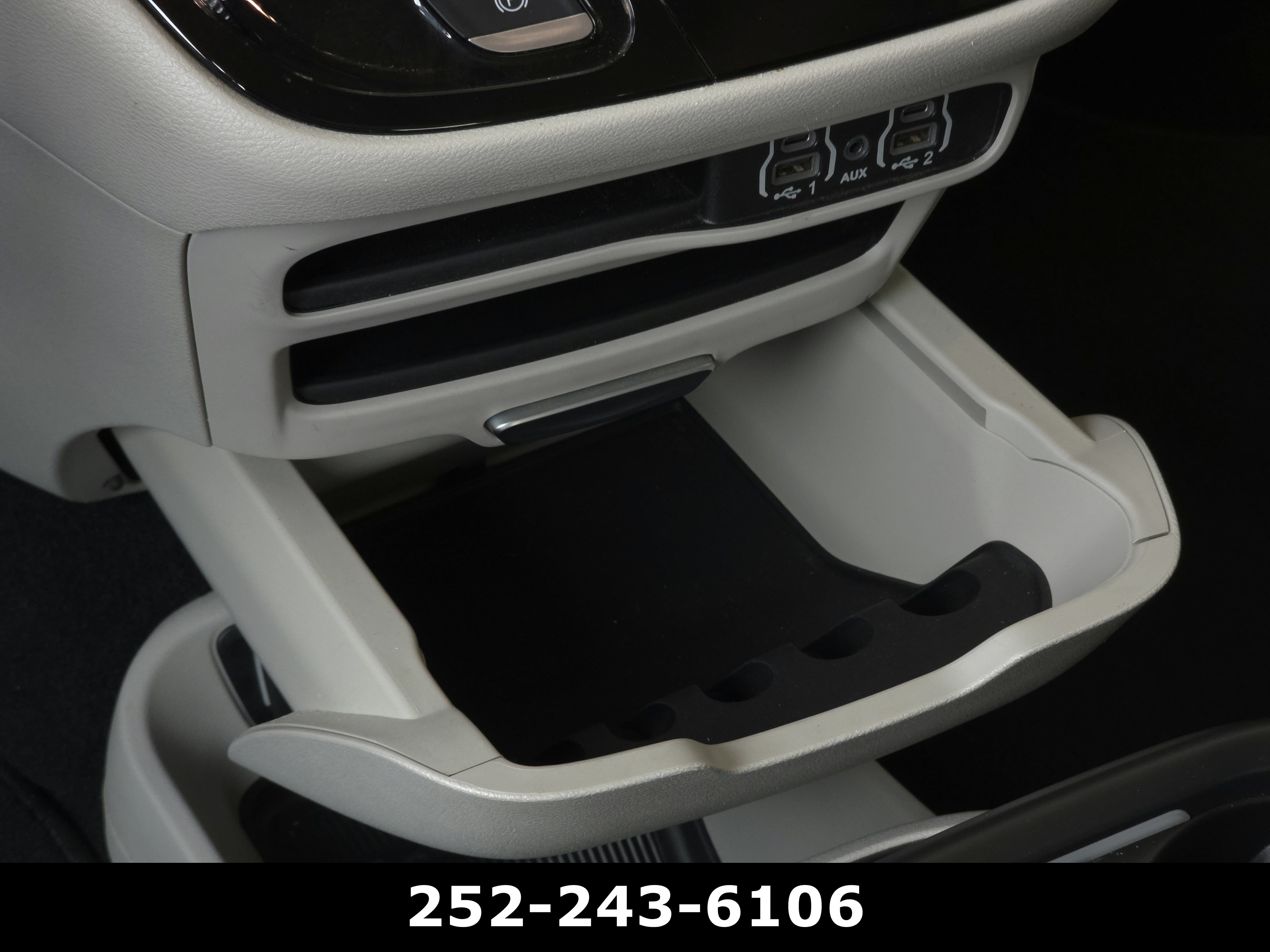 Used 2024 Chrysler Pacifica Touring-L FWD image 16