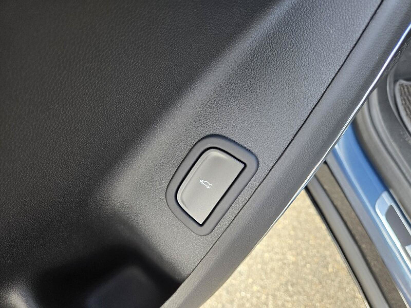 New 2026 GMC Acadia Denali Ultimate w/ LPO, Floor Liner Package FWD image 28