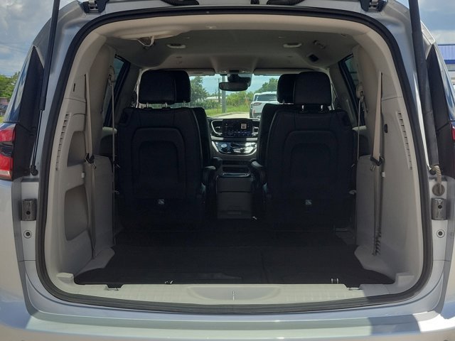 Used 2022 Chrysler Pacifica Touring-L AWD/4WD image 12