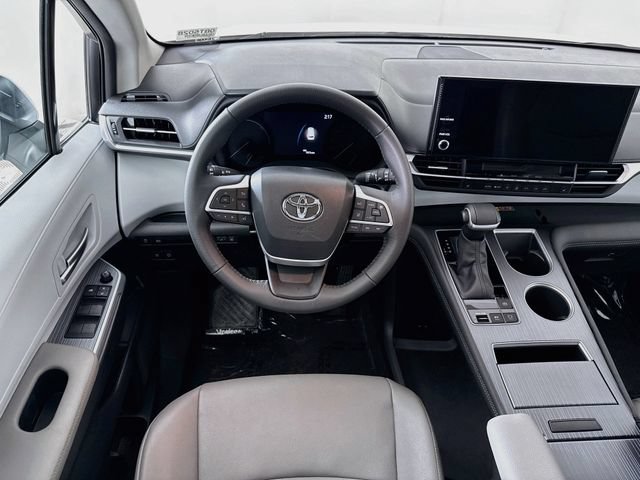Used 2025 Toyota Sienna XLE FWD image 22