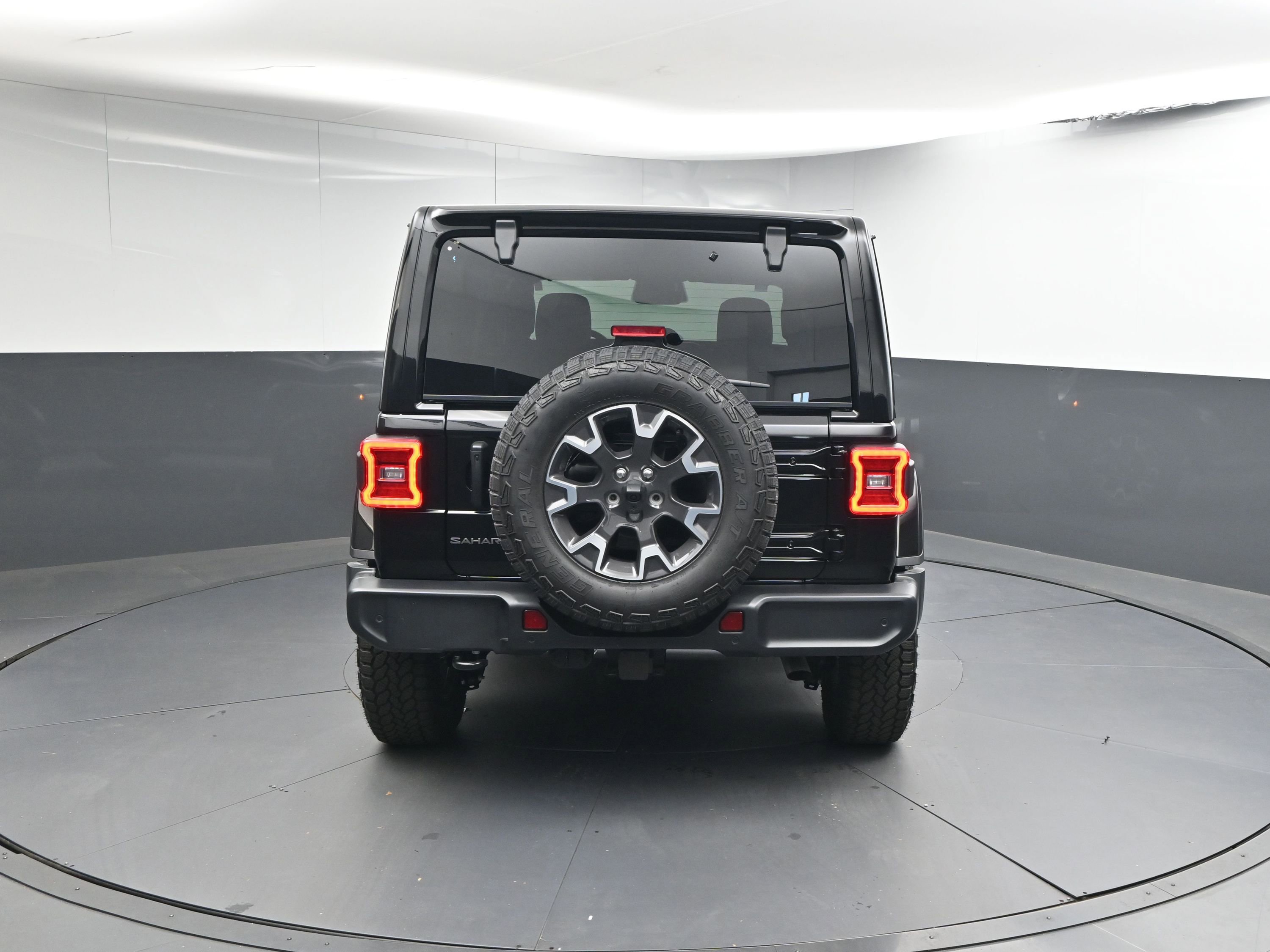 Used 2025 Jeep Wrangler Sahara image 23