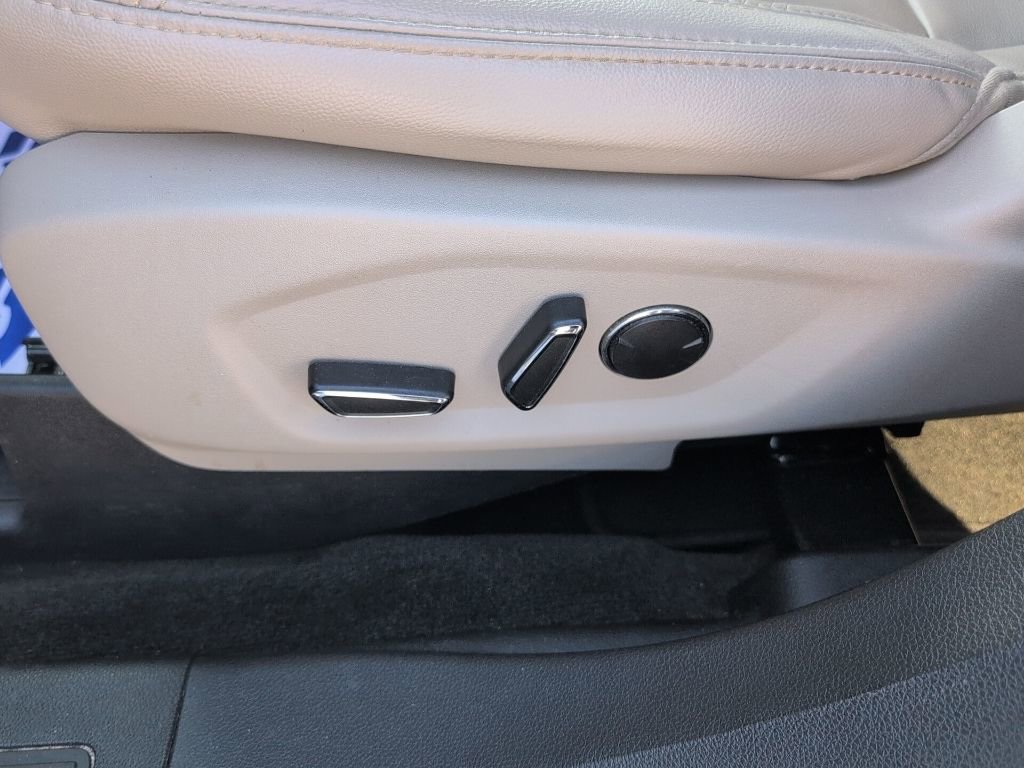 Certified 2018 Ford Explorer XLT w/ Equipment Group 202A image 9