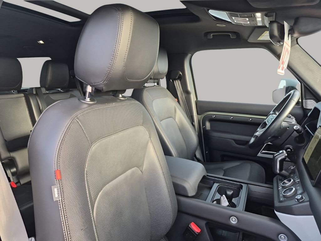 Used 2024 Land Rover Defender 130 X-Dynamic SE image 17