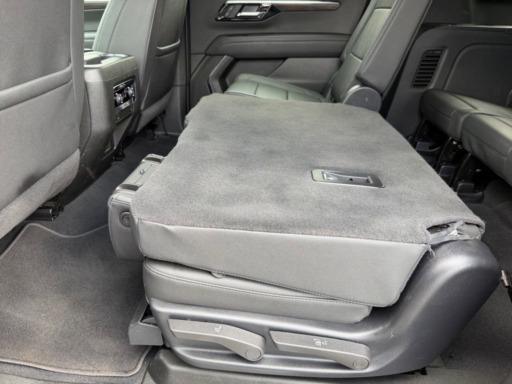 Used 2025 Chevrolet Suburban Z71 image 13