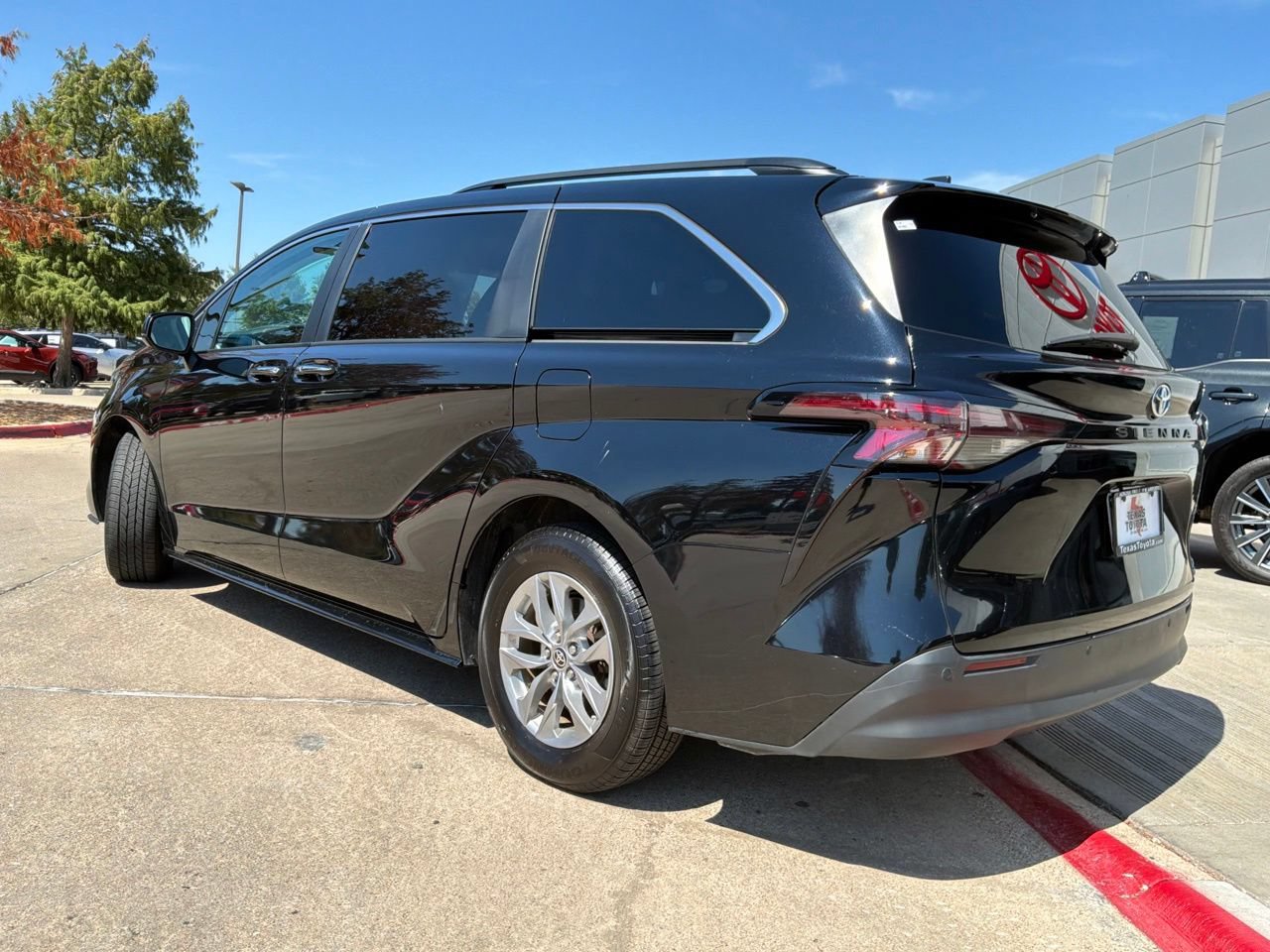 Used 2024 Toyota Sienna XLE FWD image 8