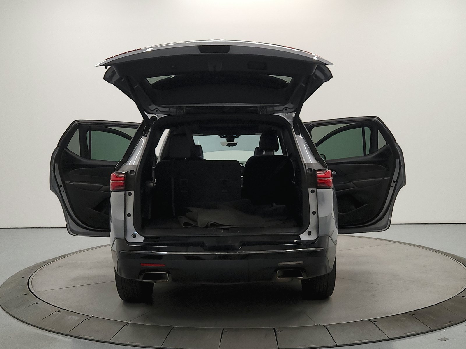 Used 2023 Chevrolet Traverse Premier w/ Redline Edition FWD image 15