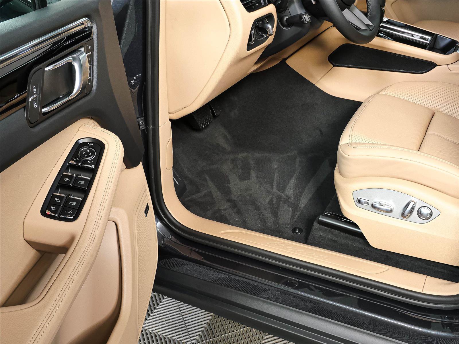 New 2026 Porsche Macan Turbo AWD/4WD image 8