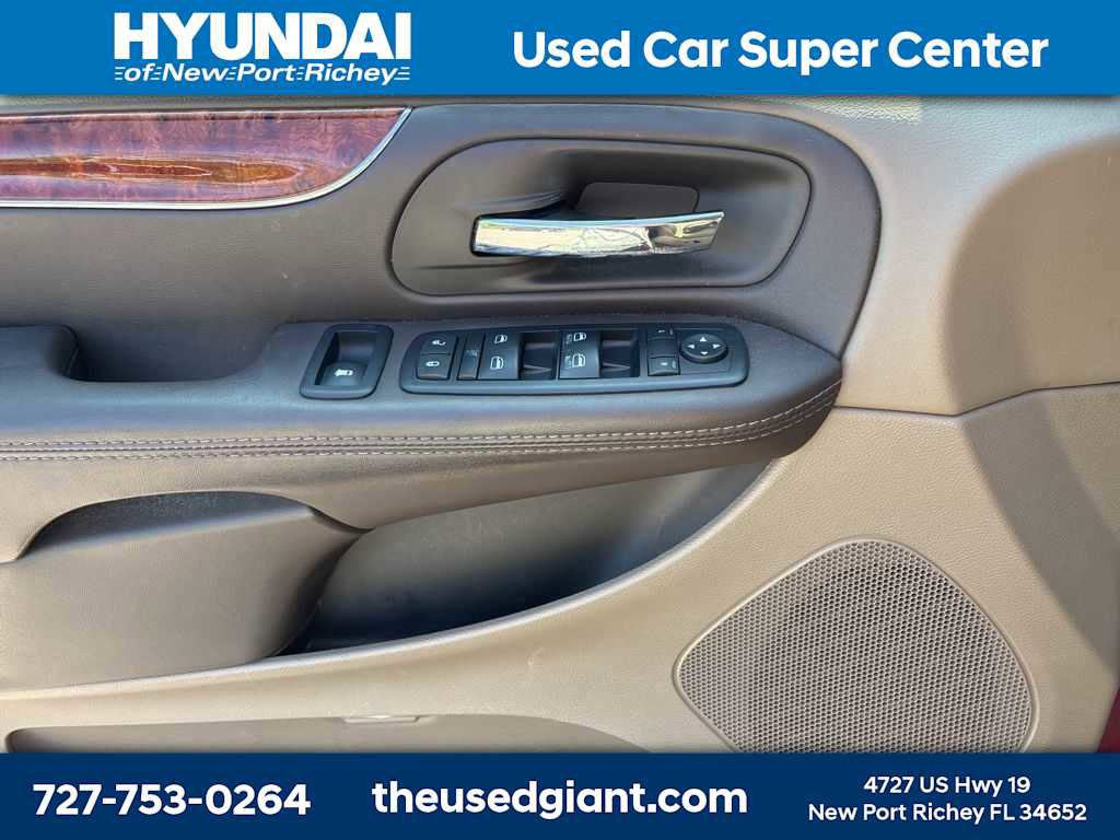 Used 2015 Chrysler Town & Country Touring image 10