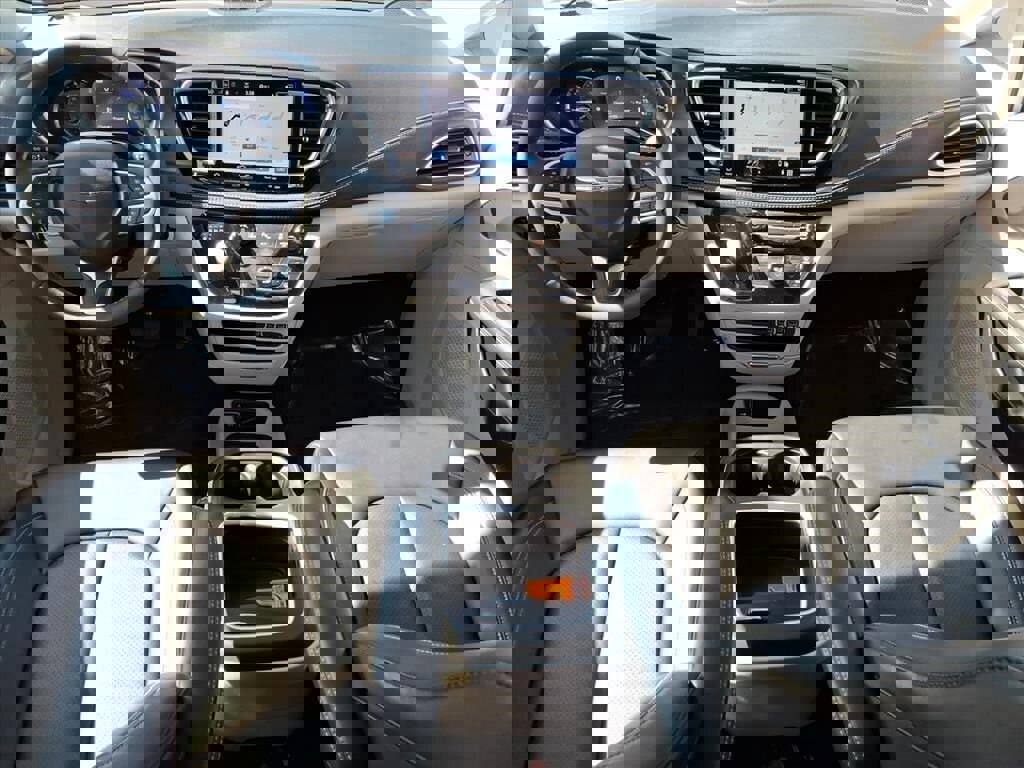 Used 2024 Chrysler Pacifica Select image 11