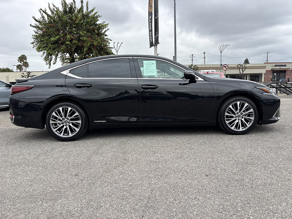 Used 2021 Lexus ES 300h w/ Premium Package FWD image 2