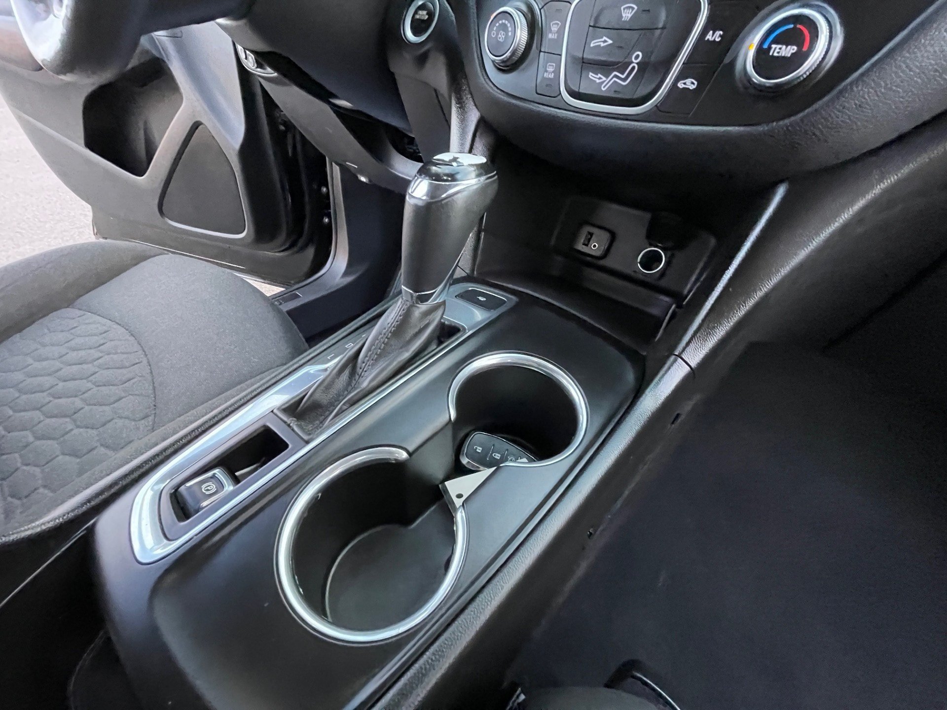 Used 2018 Chevrolet Equinox LT FWD image 21