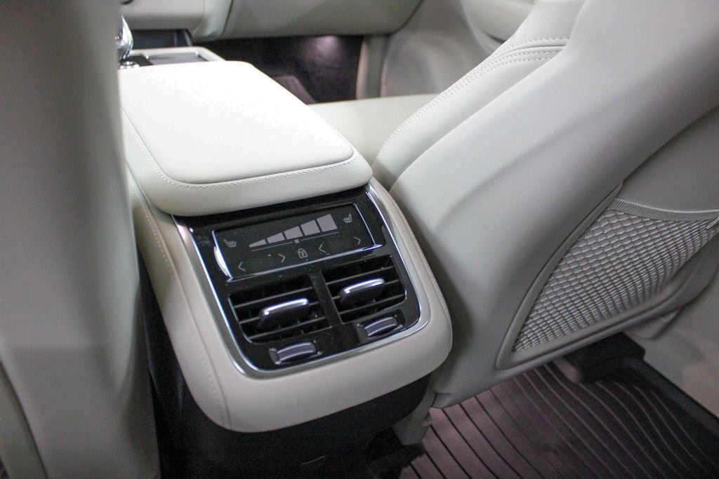 New 2026 Volvo XC90 B6 Ultra w/ Protection Package AWD/4WD image 23
