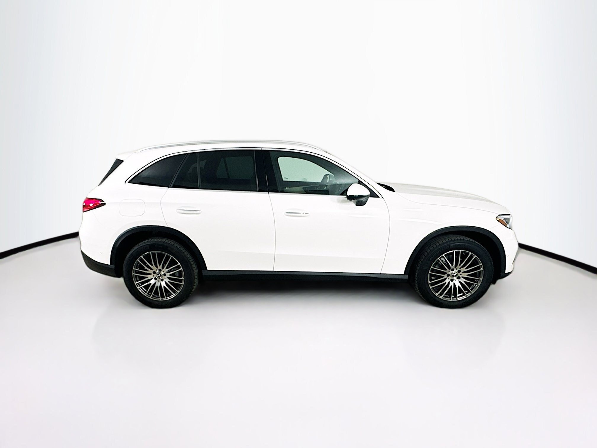 Used 2025 Mercedes-Benz GLC 300 4MATIC image 9