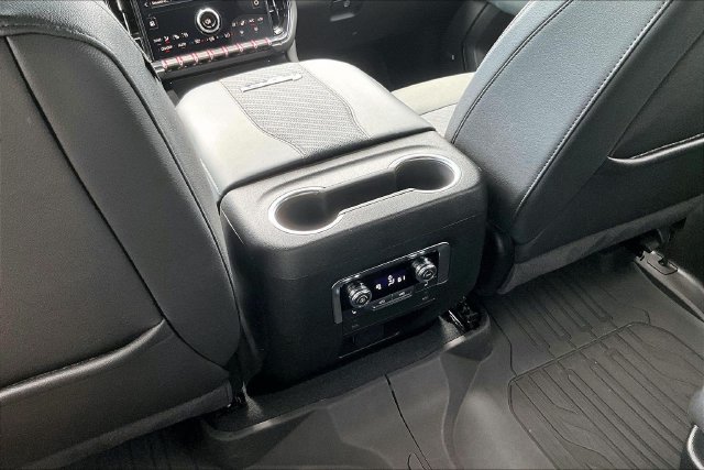 Used 2025 GMC Yukon XL AT4 AWD/4WD image 10