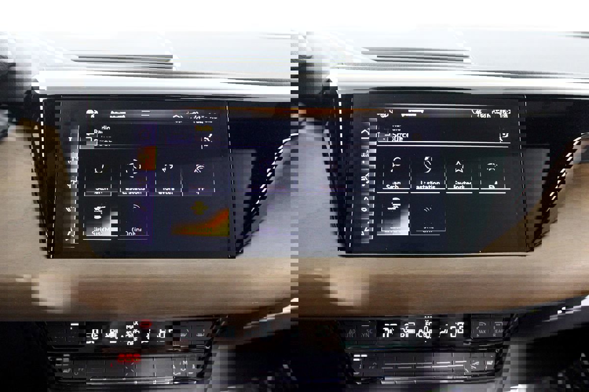 Used 2024 Audi e-tron GT Premium Plus image 29