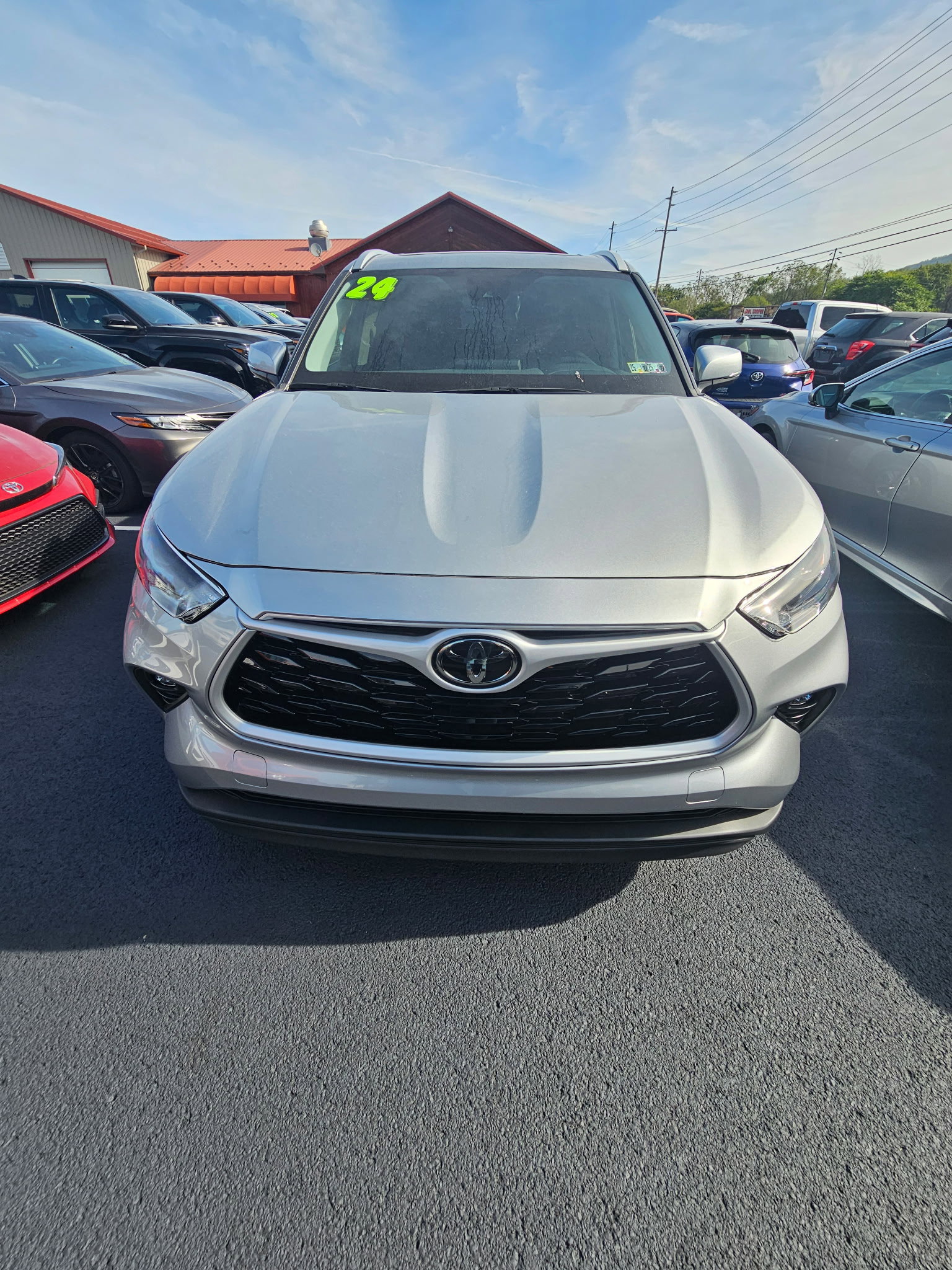 Used 2024 Toyota Highlander XLE image 2