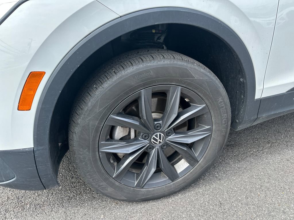 Used 2022 Volkswagen Tiguan SE AWD/4WD image 2