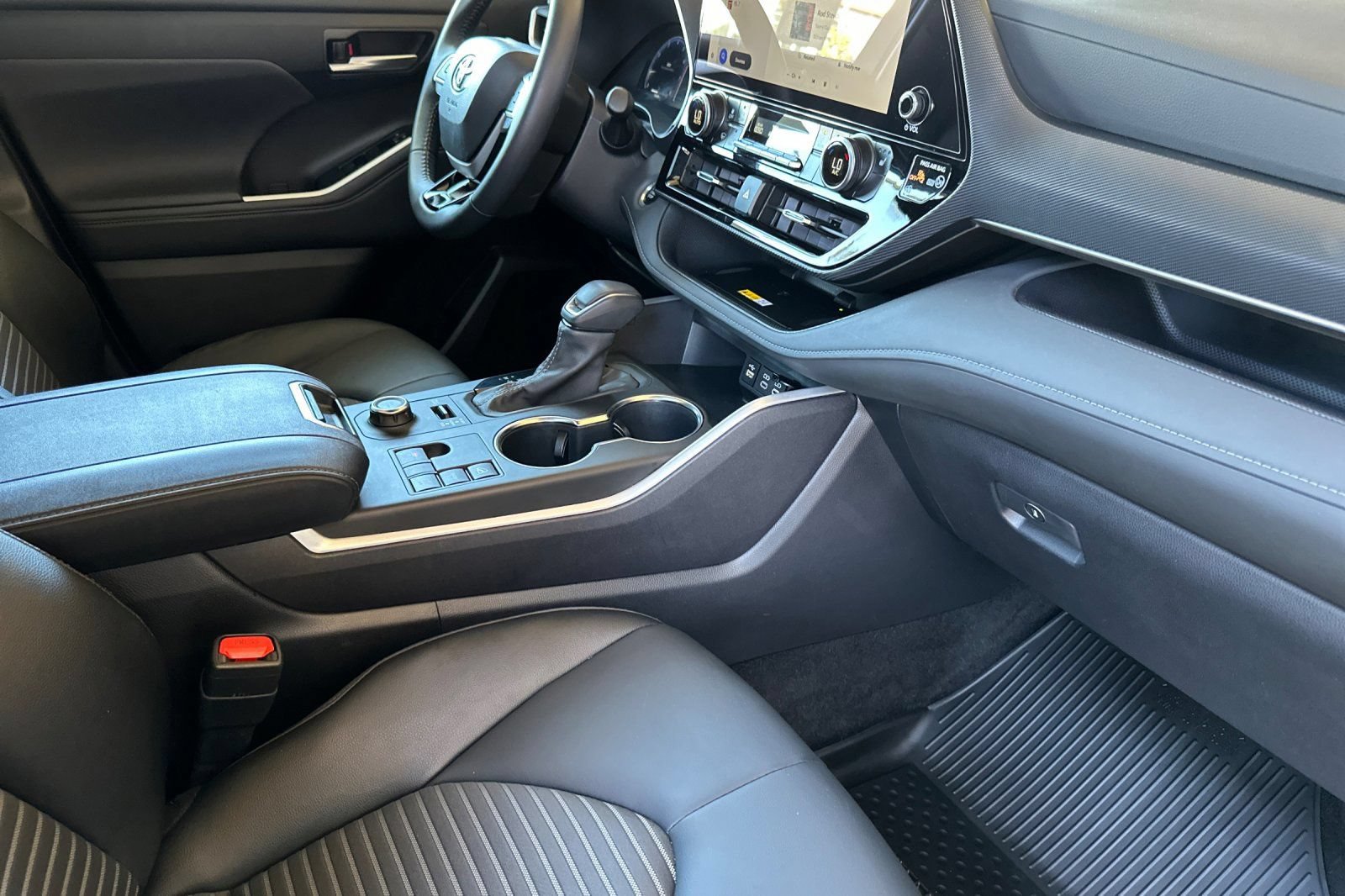 Used 2025 Toyota Highlander XSE AWD/4WD image 18