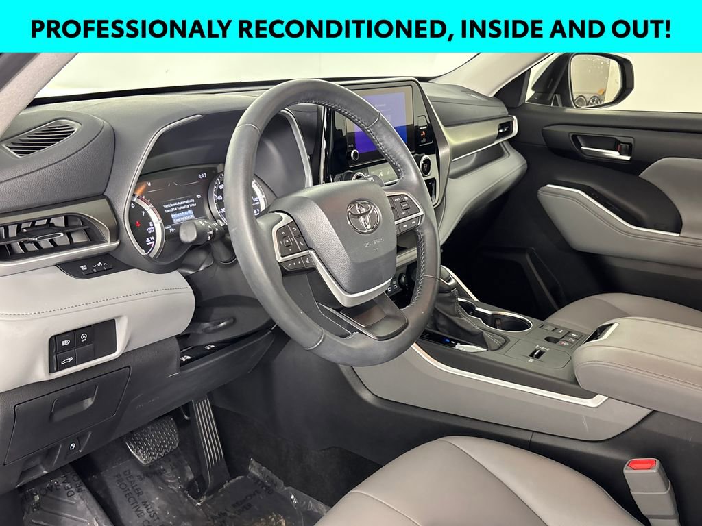 Used 2024 Toyota Highlander XLE FWD image 7