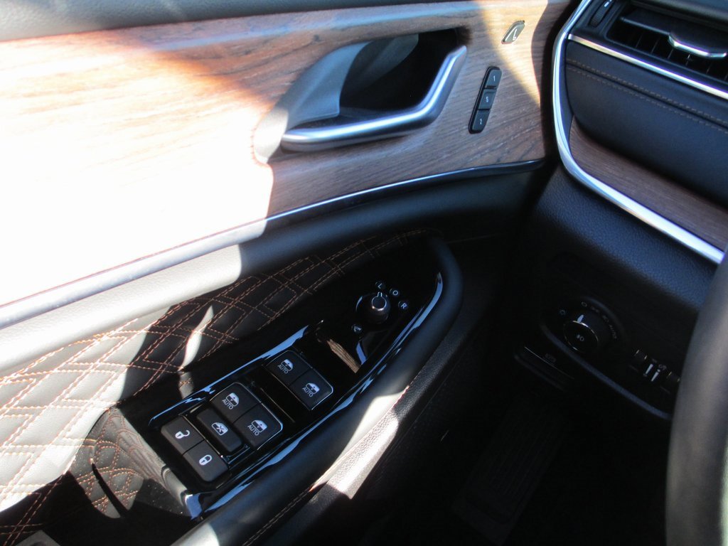 Used 2024 Jeep Grand Cherokee L Summit image 29