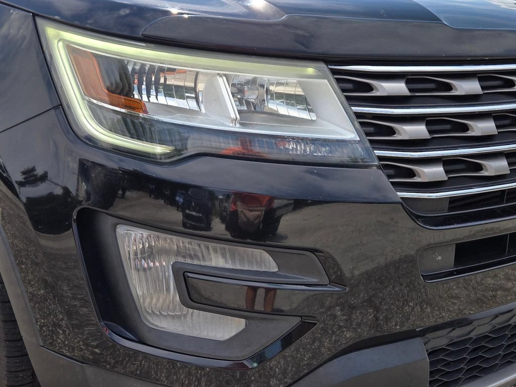 Used 2017 Ford Explorer XLT w/ Equipment Group 202A FWD image 2