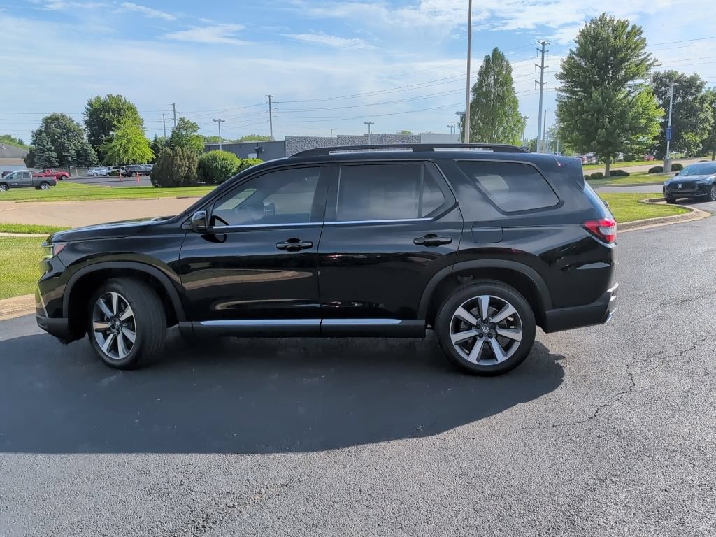 Used 2025 Honda Pilot Elite image 2