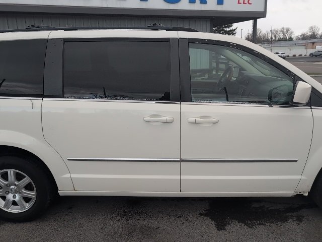Used 2009 Chrysler Town & Country Touring image 12