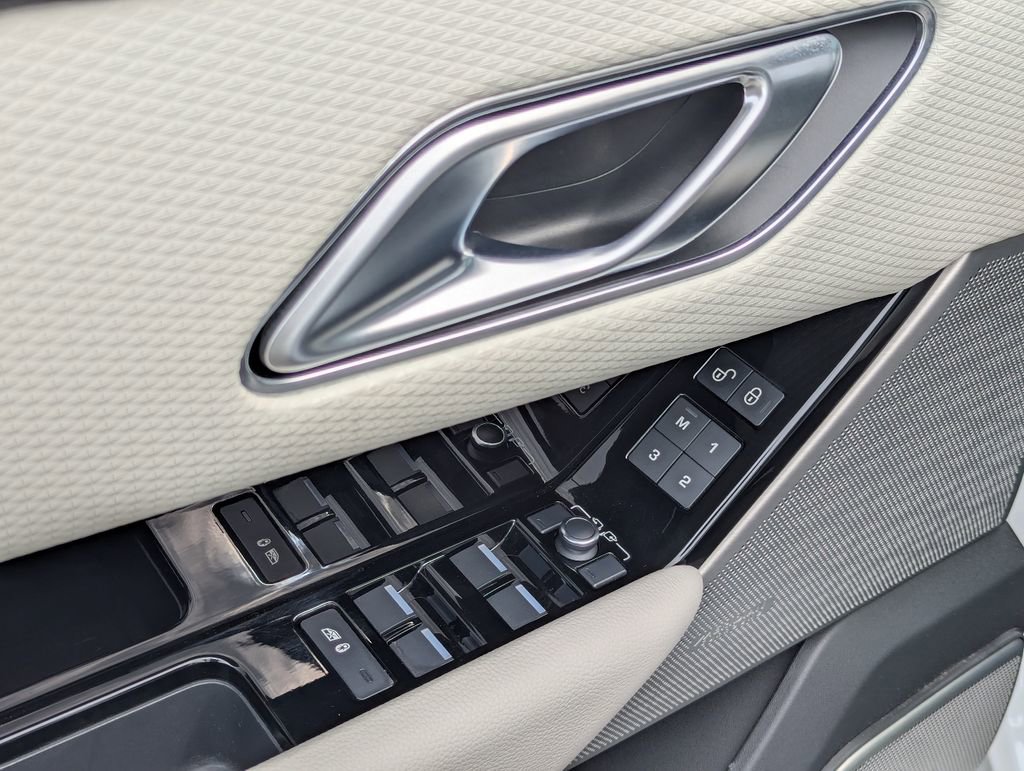 Used 2020 Land Rover Range Rover Velar R-Dynamic S image 11