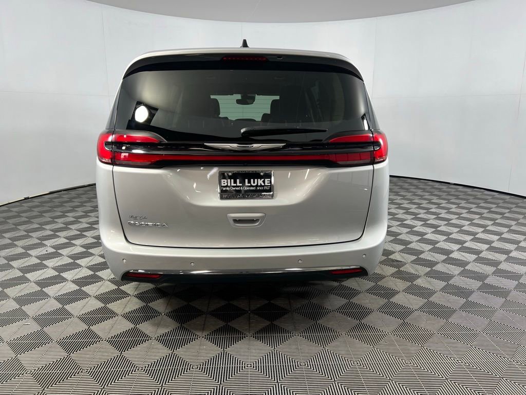 Used 2024 Chrysler Pacifica Touring-L image 8