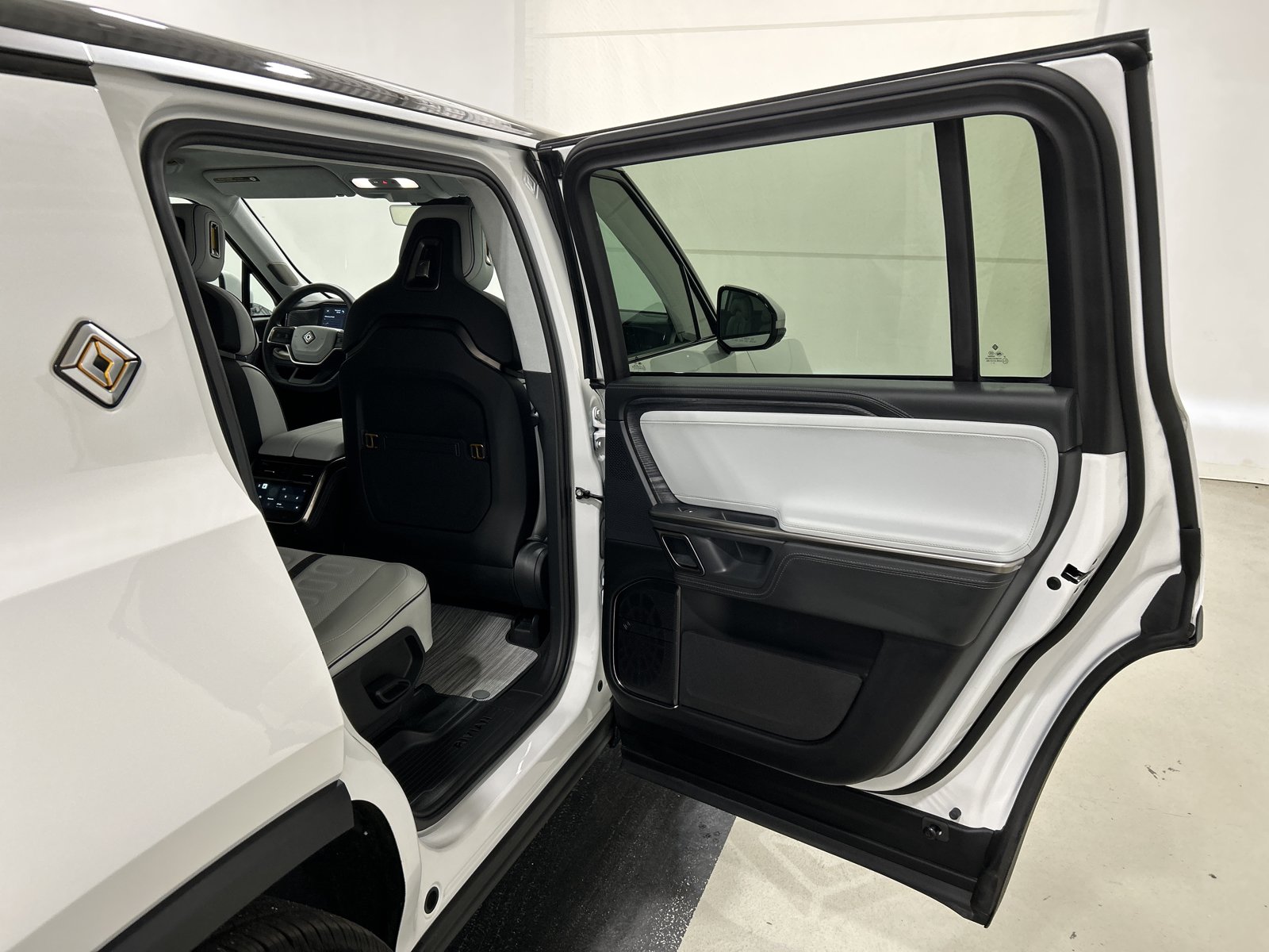 Used 2024 Rivian R1S Adventure AWD/4WD image 19