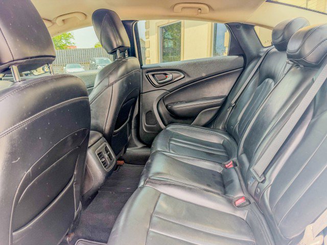 Used 2017 Chrysler 200 Limited Platinum w/ Comfort & Convenience Group image 6