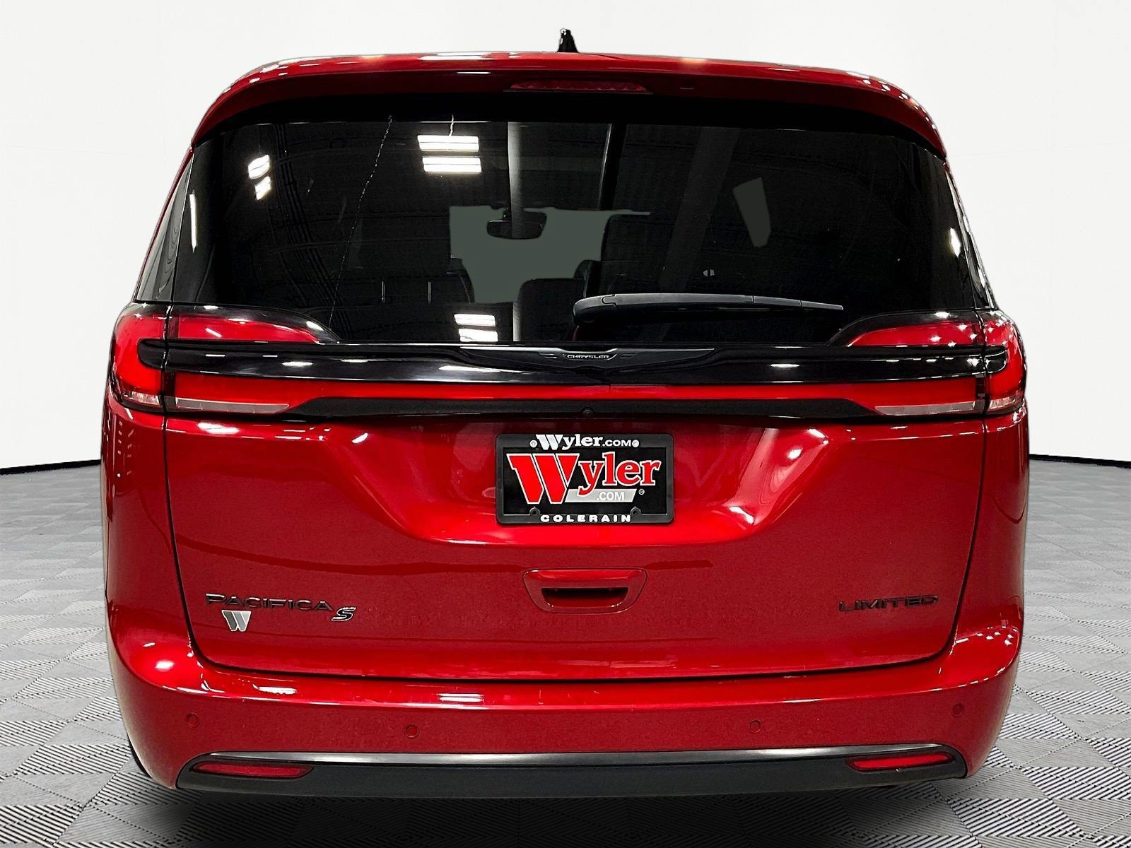 Used 2025 Chrysler Pacifica Limited FWD image 5