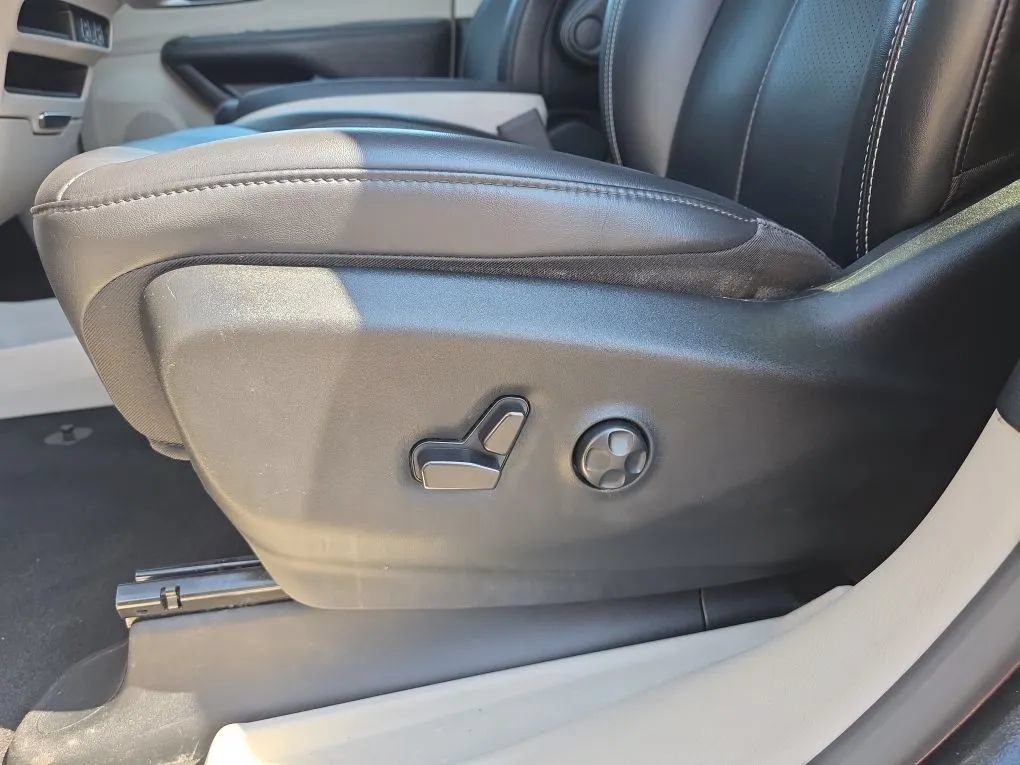 Used 2023 Chrysler Pacifica Touring-L FWD image 14
