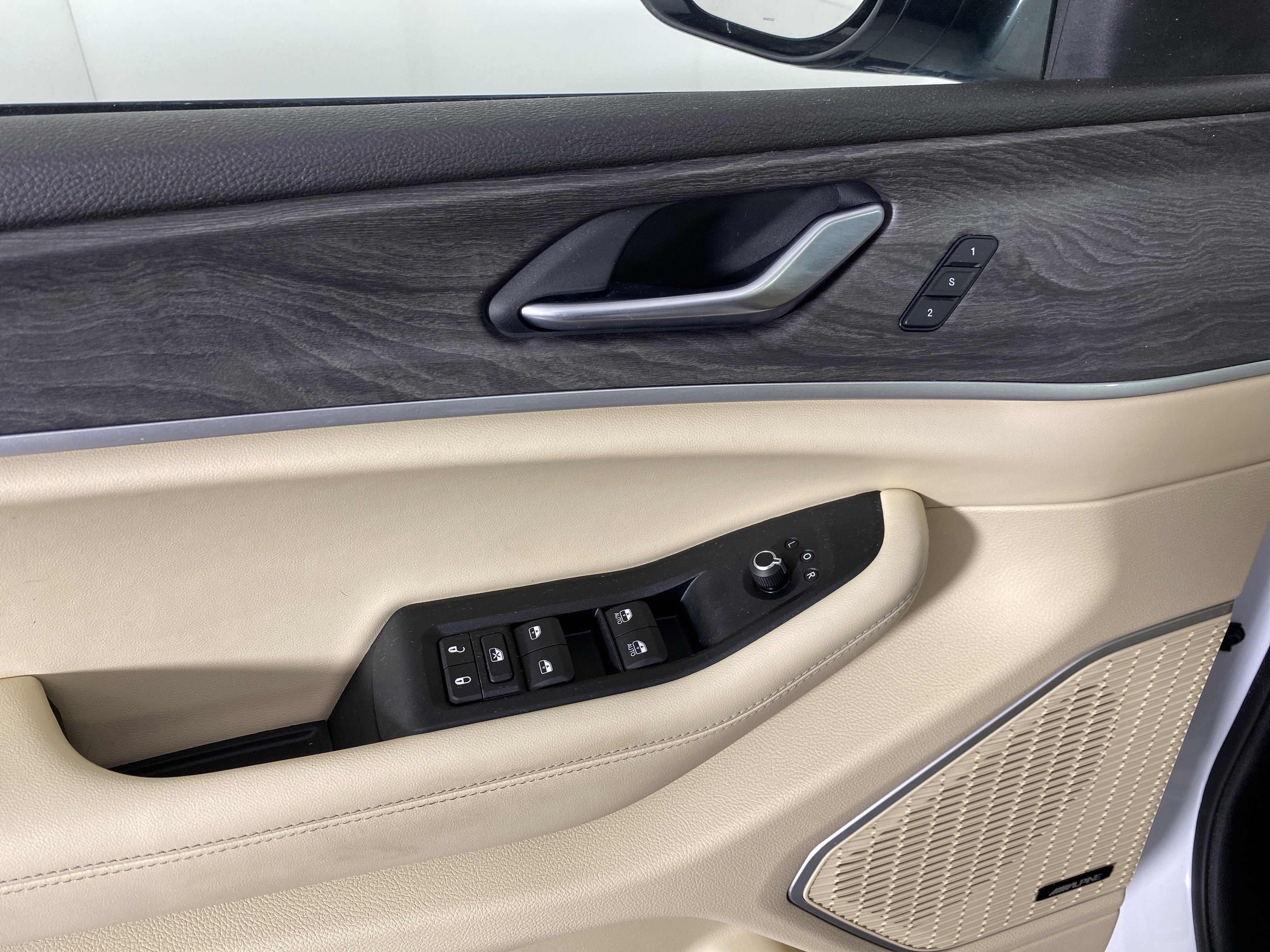 Used 2022 Jeep Grand Cherokee Limited image 17