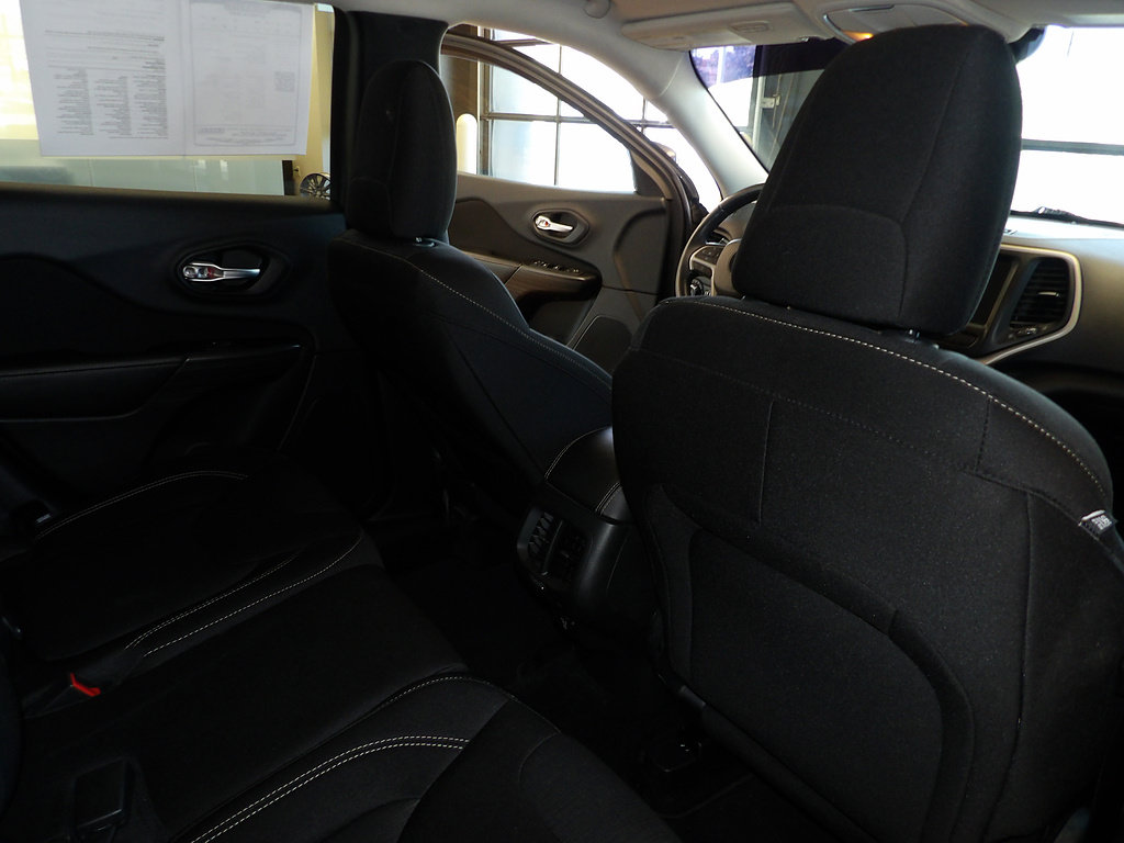 Used 2015 Jeep Cherokee Latitude w/ Comfort/Convenience Group AWD/4WD image 17