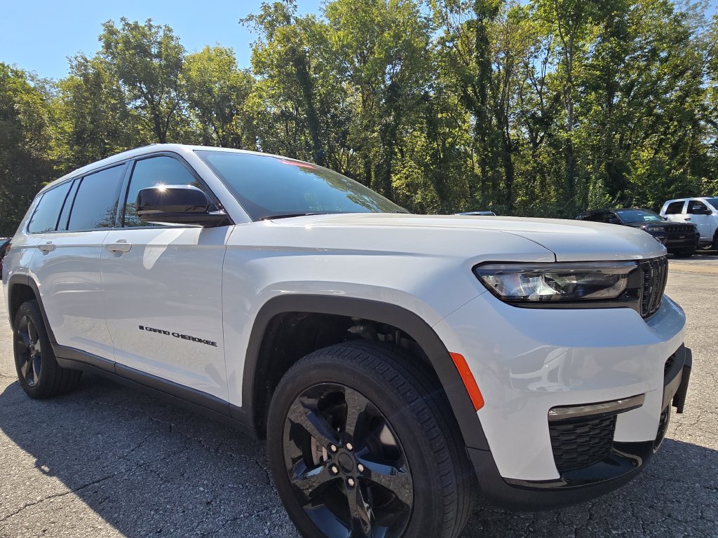 Used 2023 Jeep Grand Cherokee L Limited w/ Black Appearance Package AWD/4WD image 13