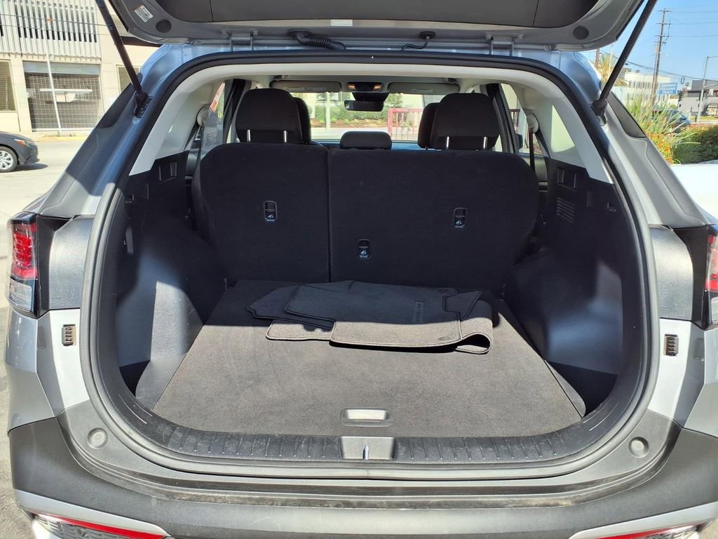 Used 2025 Kia Sportage LX FWD image 8