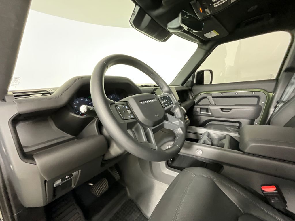 Used 2026 Land Rover Defender 130 X-Dynamic SE AWD/4WD image 15