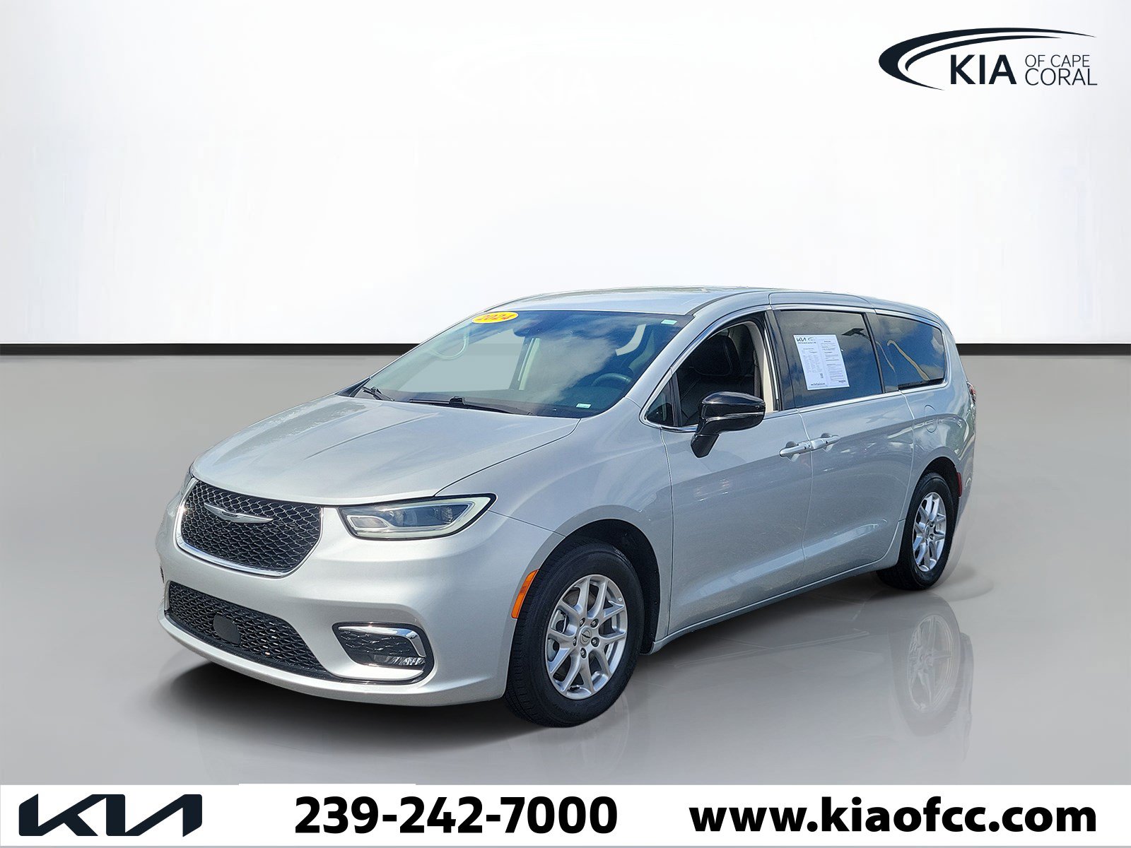 Used 2024 Chrysler Pacifica Touring-L FWD image 3