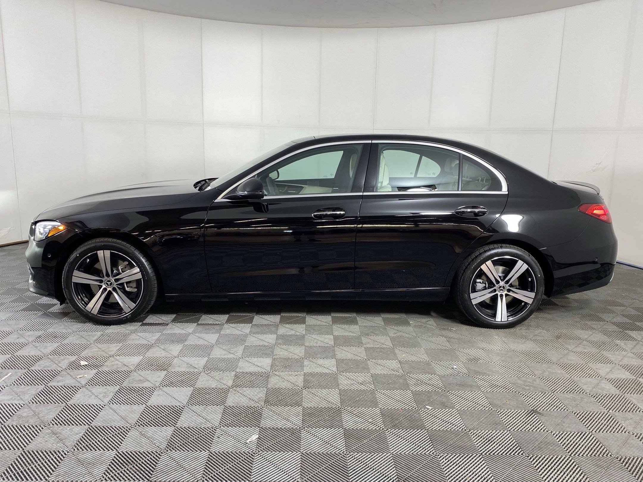 Used 2025 Mercedes-Benz C 300 4MATIC Sedan image 2