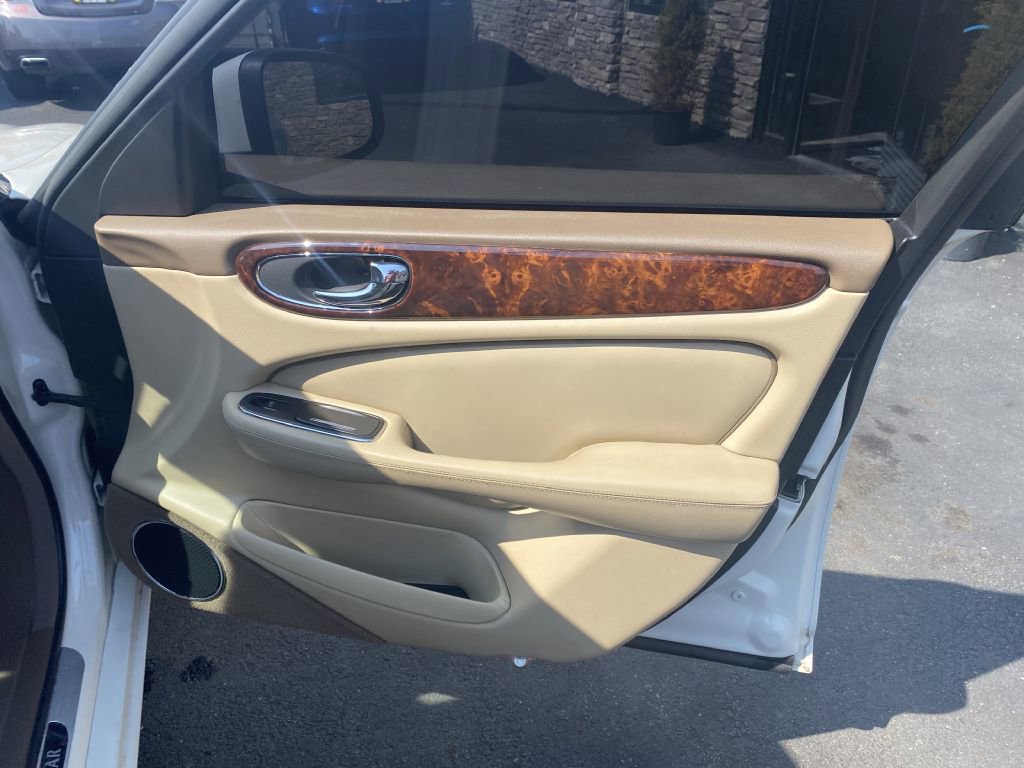 Used 2008 Jaguar XJ8 image 22