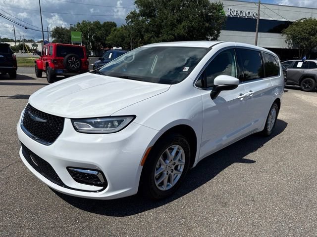 Used 2023 Chrysler Pacifica Touring-L FWD image 3