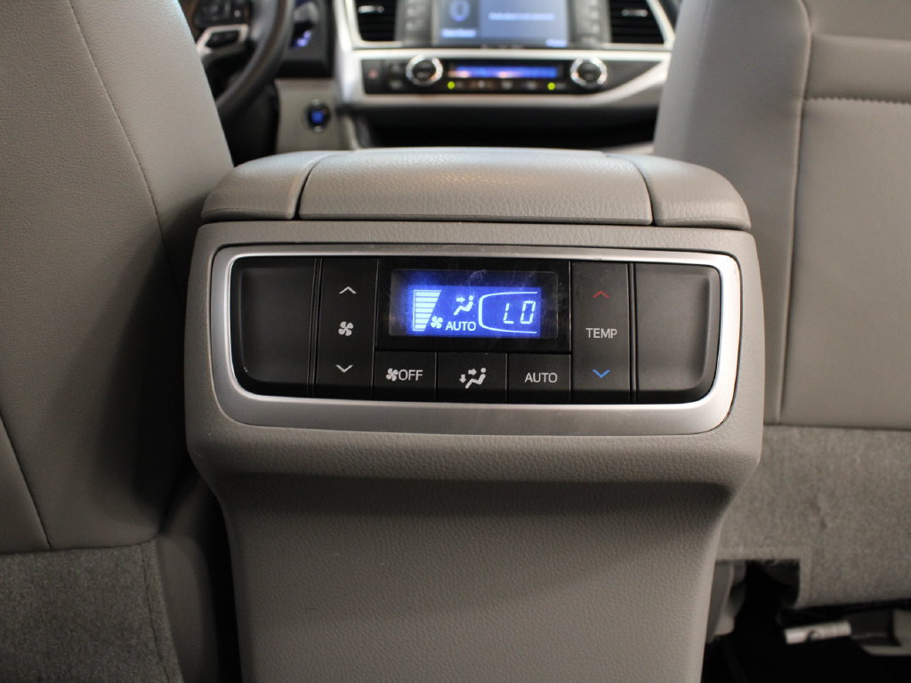Used 2017 Toyota Highlander XLE FWD image 32