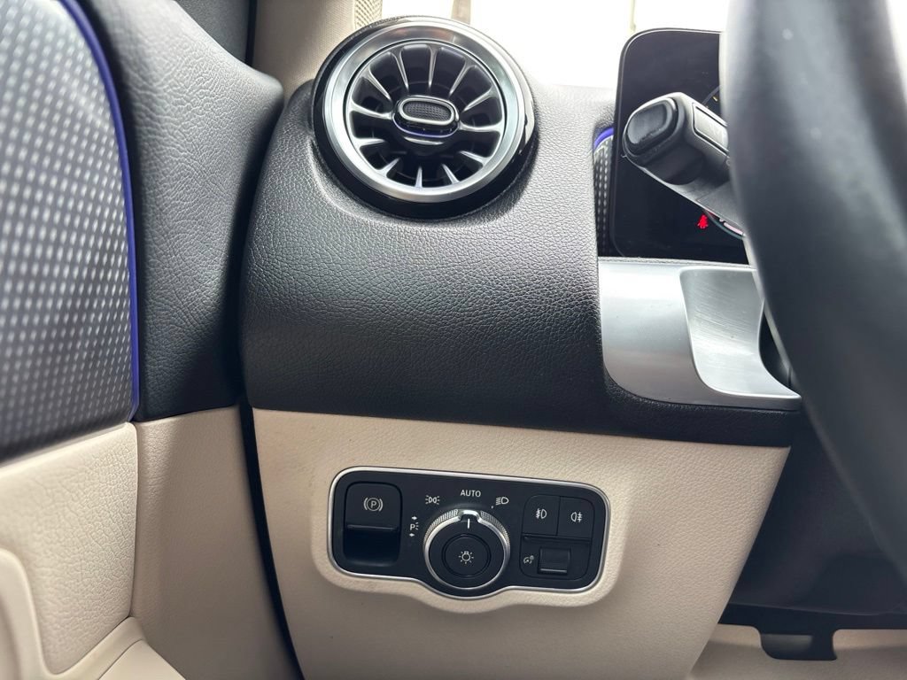 Used 2022 Mercedes-Benz GLB 250 w/ Premium Package Lite image 34