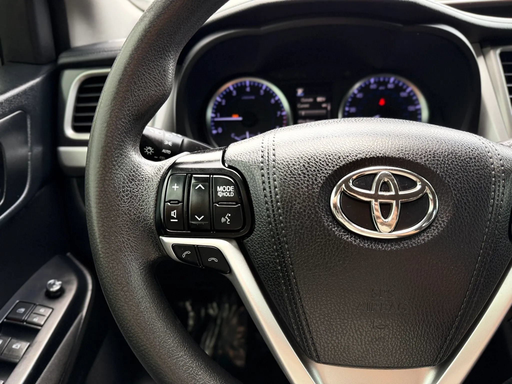 Used 2019 Toyota Highlander LE AWD/4WD image 28