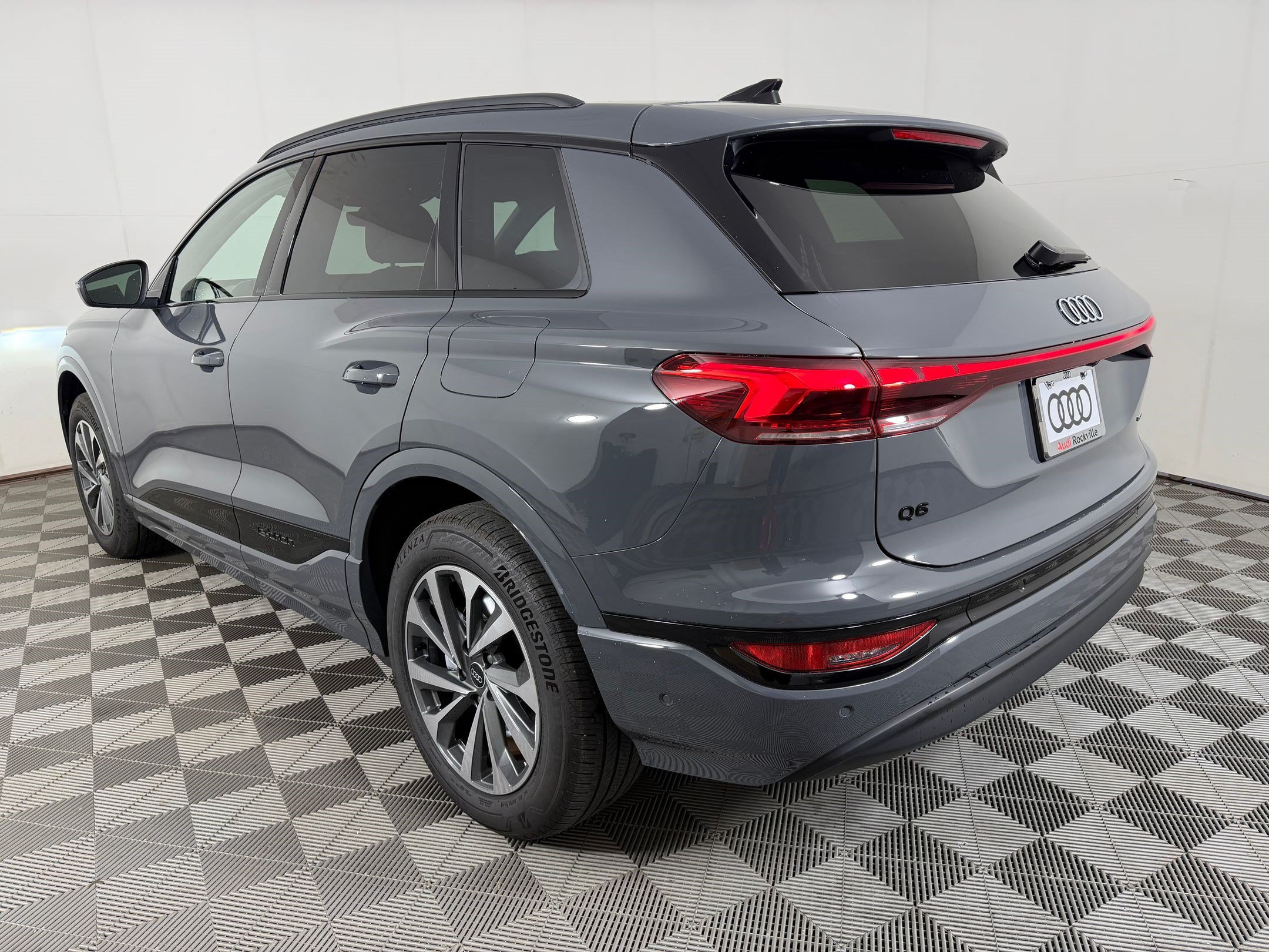 Used 2025 Audi Q6 e-tron Premium w/ Convenience Package AWD/4WD image 3