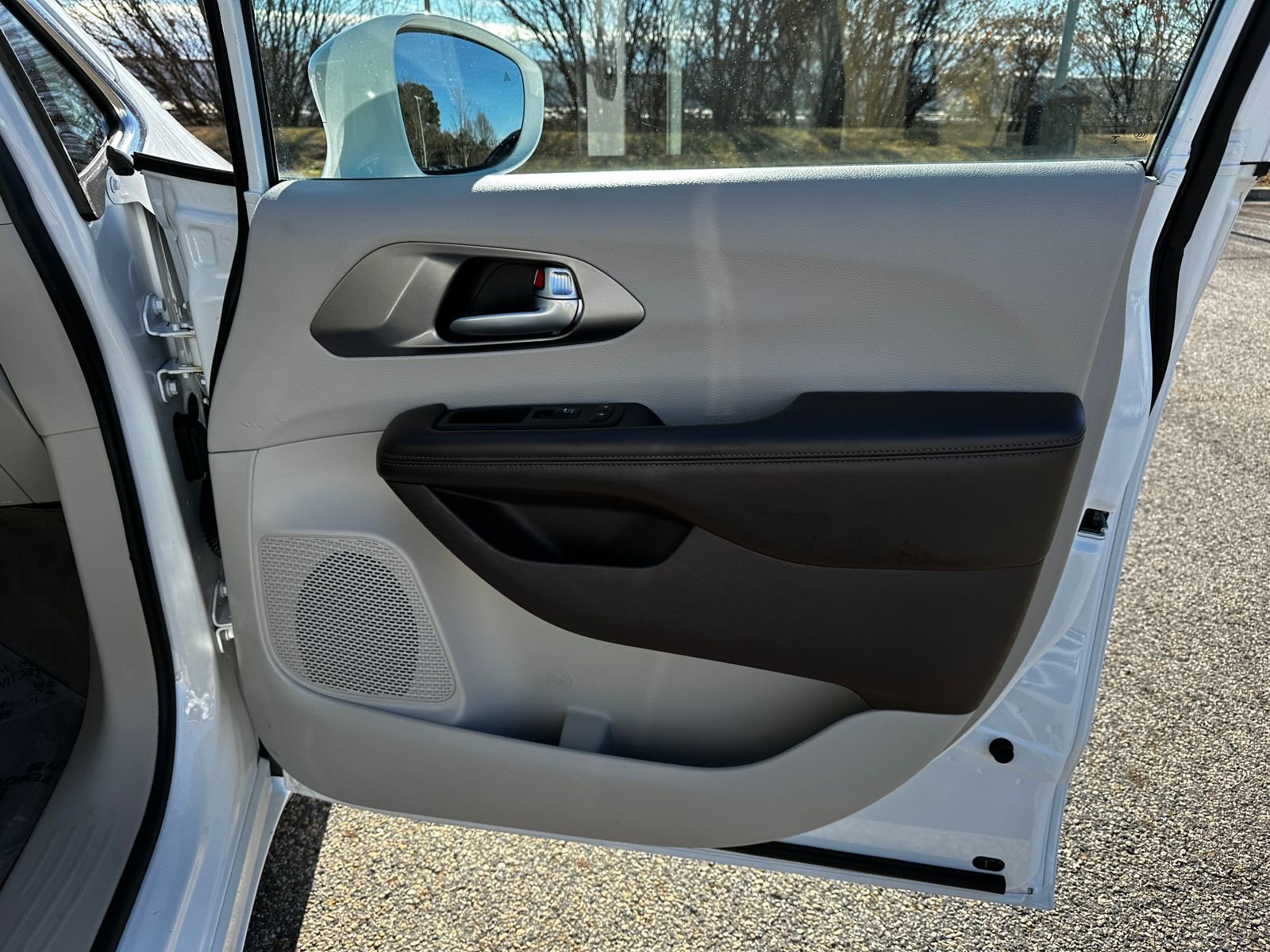 Used 2018 Chrysler Pacifica Touring-L image 14