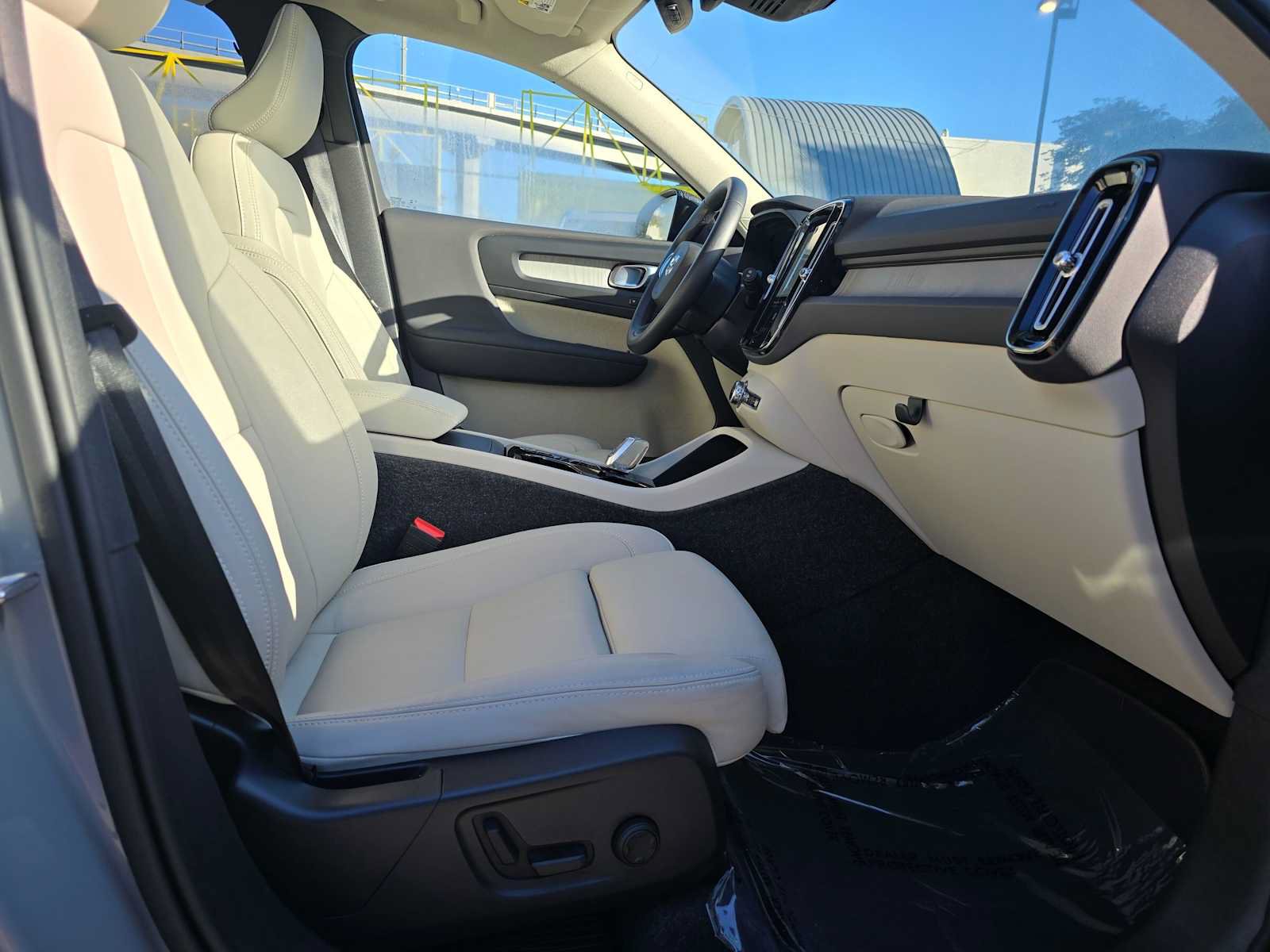 Certified 2026 Volvo XC40 B5 Plus AWD/4WD image 11