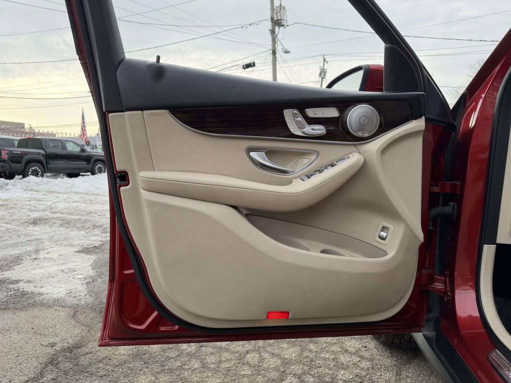 Used 2021 Mercedes-Benz GLC 300 4MATIC image 29