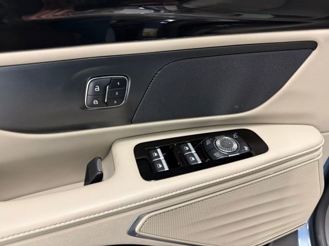 Used 2025 Lincoln Nautilus Premier image 15